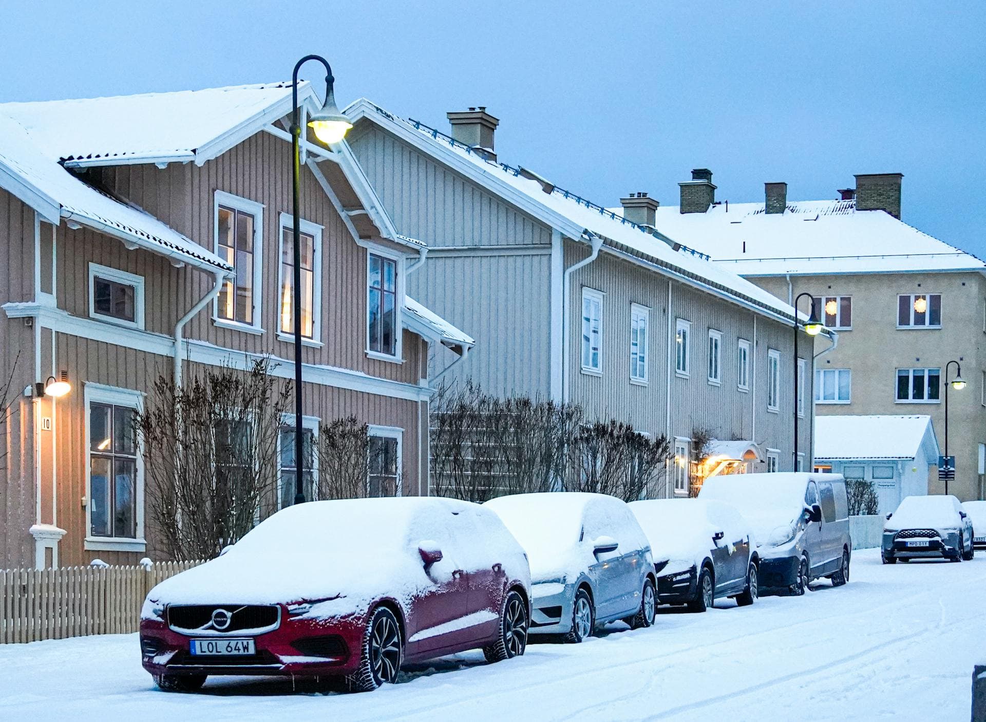 Bil med vinterdäck på snöig nordisk väg
