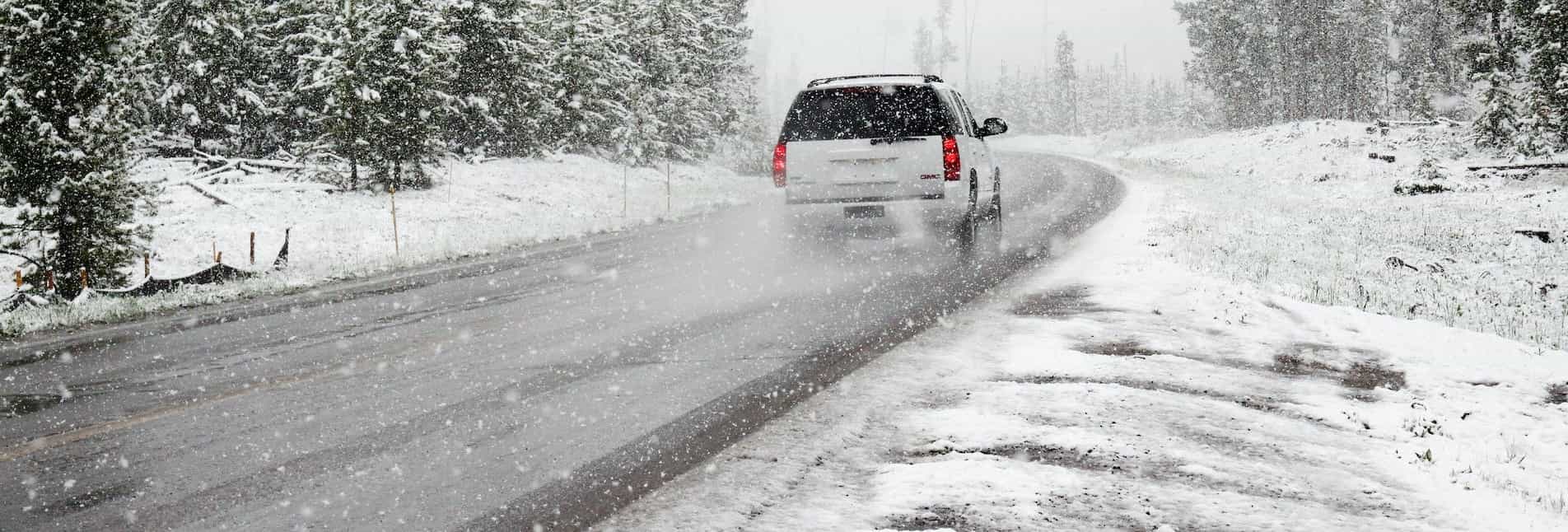 Bill på snöig väg.